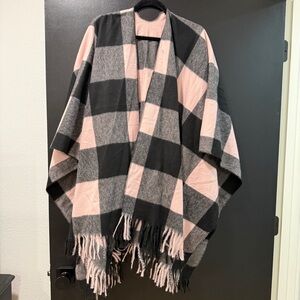Chic Checkered Shawl with Fringe